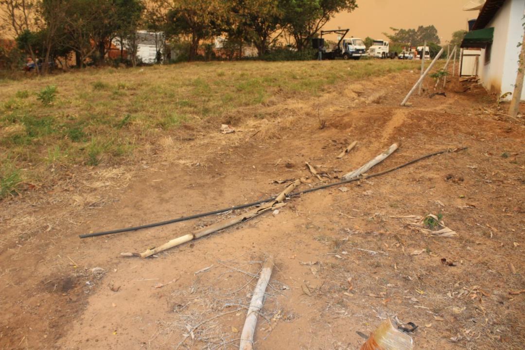 Foto 5 de 14 — Caminhão invade residência, causa estragos e mata cachorrinha